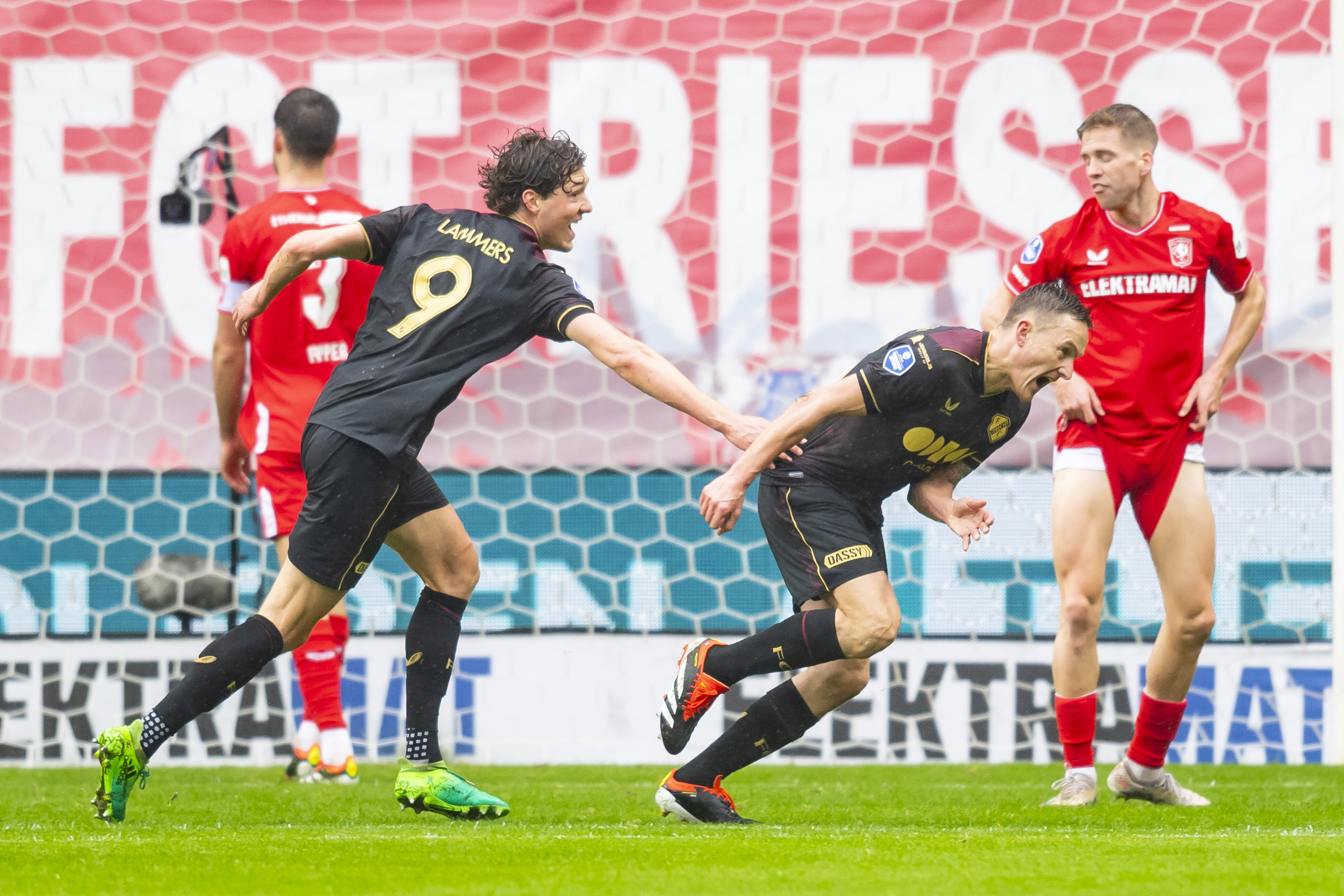 Gijs Smal baalt na de goal van Jens Toornstra
