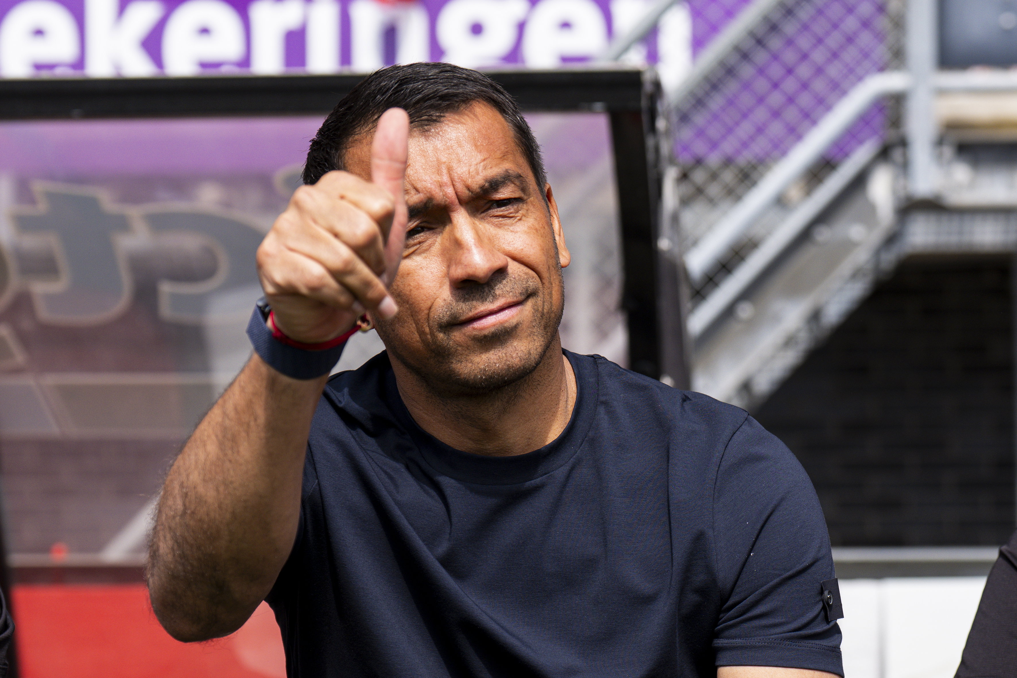 Giovanni van Bronckhorst steekt zijn duim omhoog