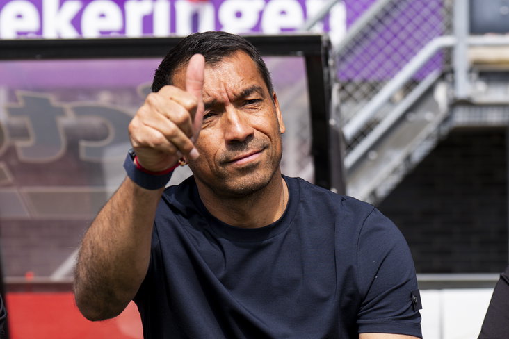 Giovanni van Bronckhorst steekt zijn duim omhoog