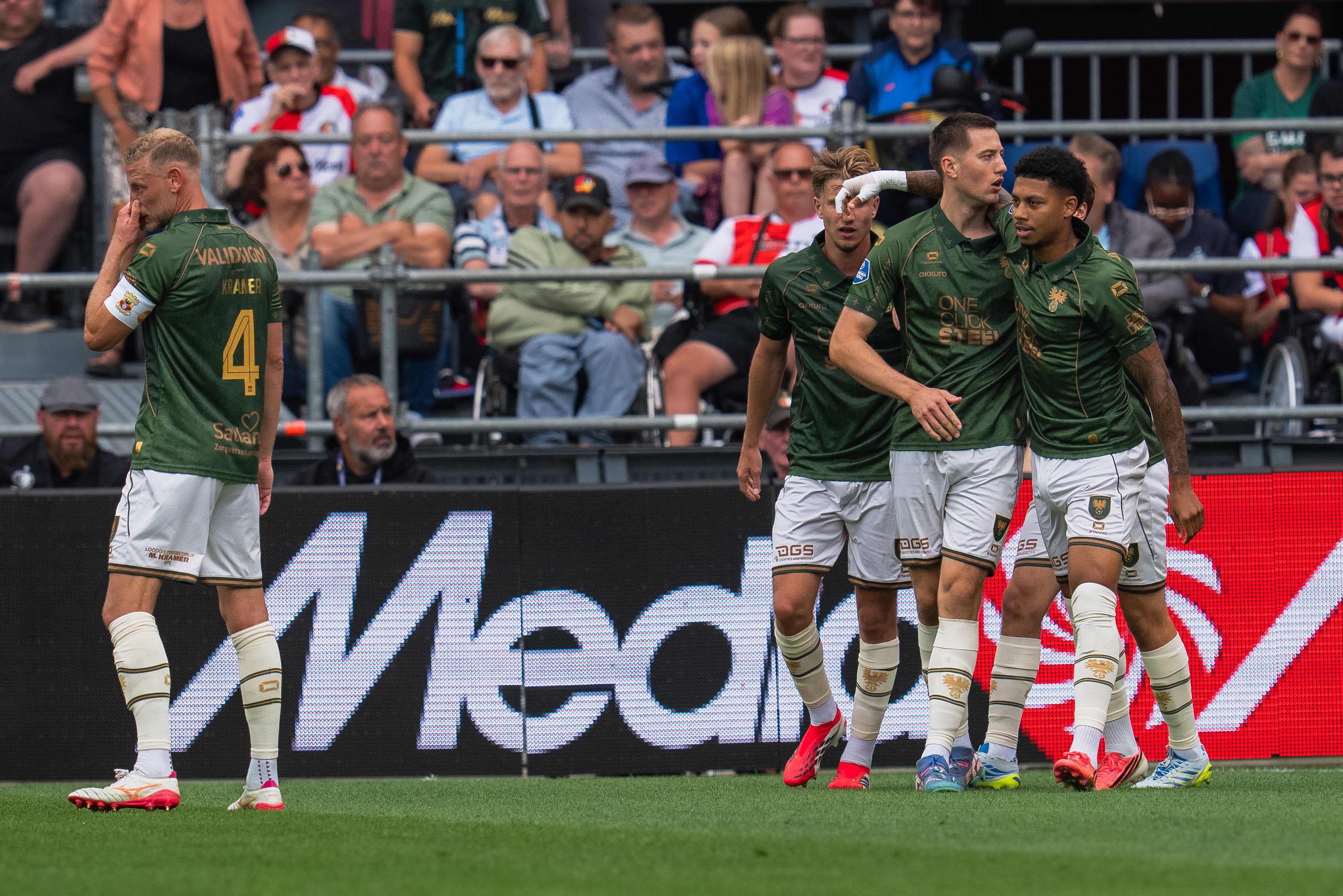 Giovanni van Zwam viert een goal van Go Ahead Eagles
