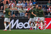 Giovanni van Zwam viert een goal van Go Ahead Eagles