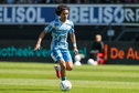 Gjivai Zechiel rent met de bal