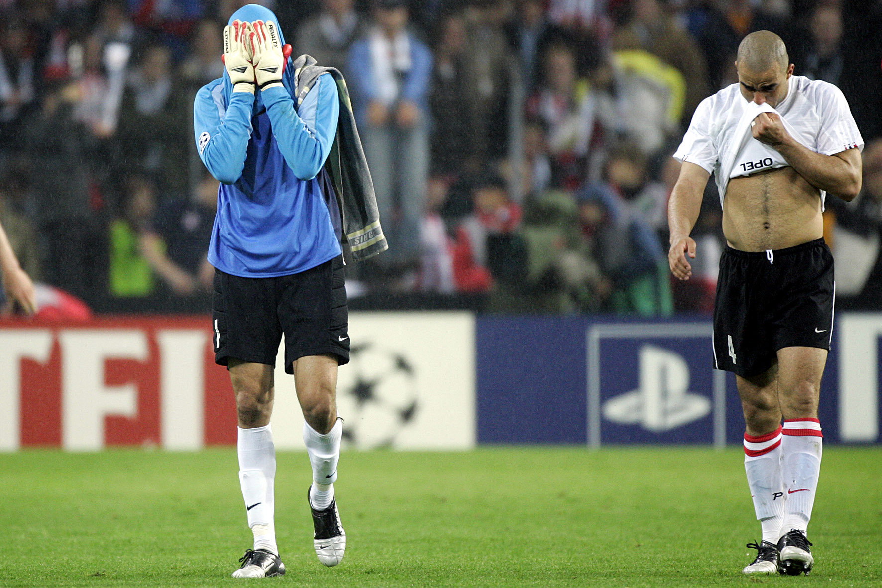 Gomes en Alex in tranen: PSV is uitgeschakeld