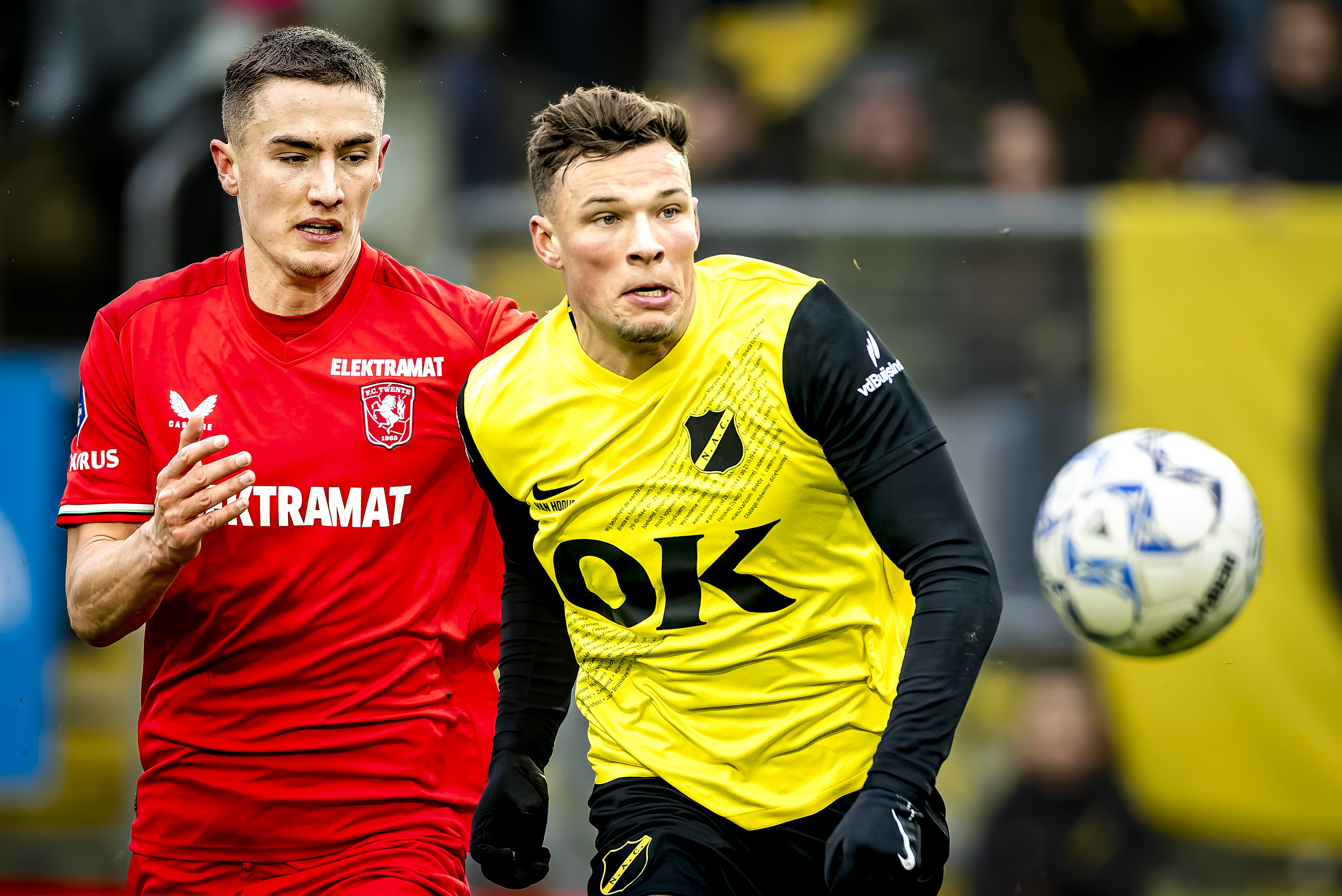 Gustaf Lagerbielke strijdt om de bal met Sydney van Hooijdonk