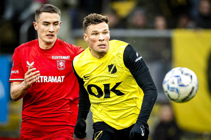 Gustaf Lagerbielke strijdt om de bal met Sydney van Hooijdonk
