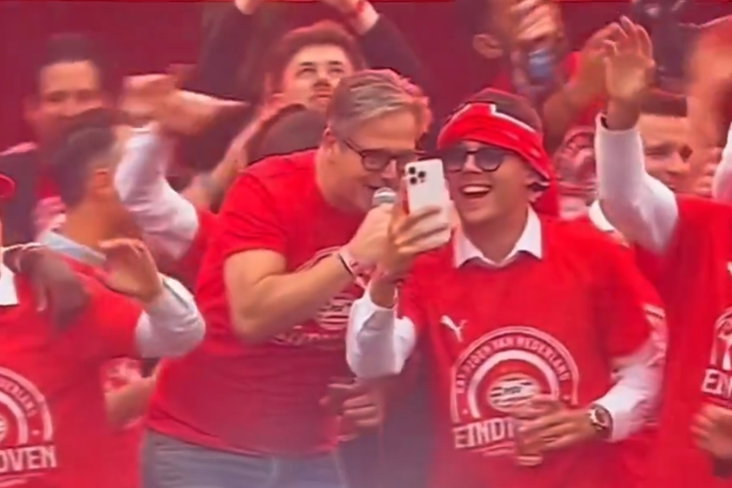 Guus Meeuwis op de huldiging van PSV