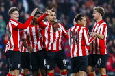 Guus Til en PSV vieren een goal