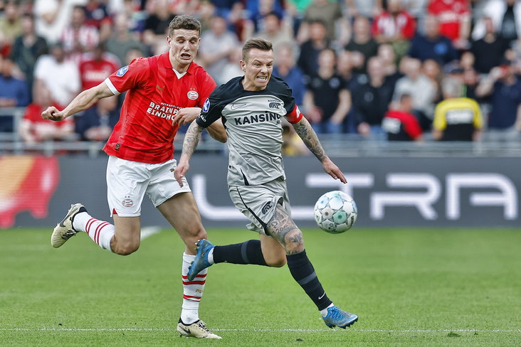 Guus Til in duel met Jordy Clasie