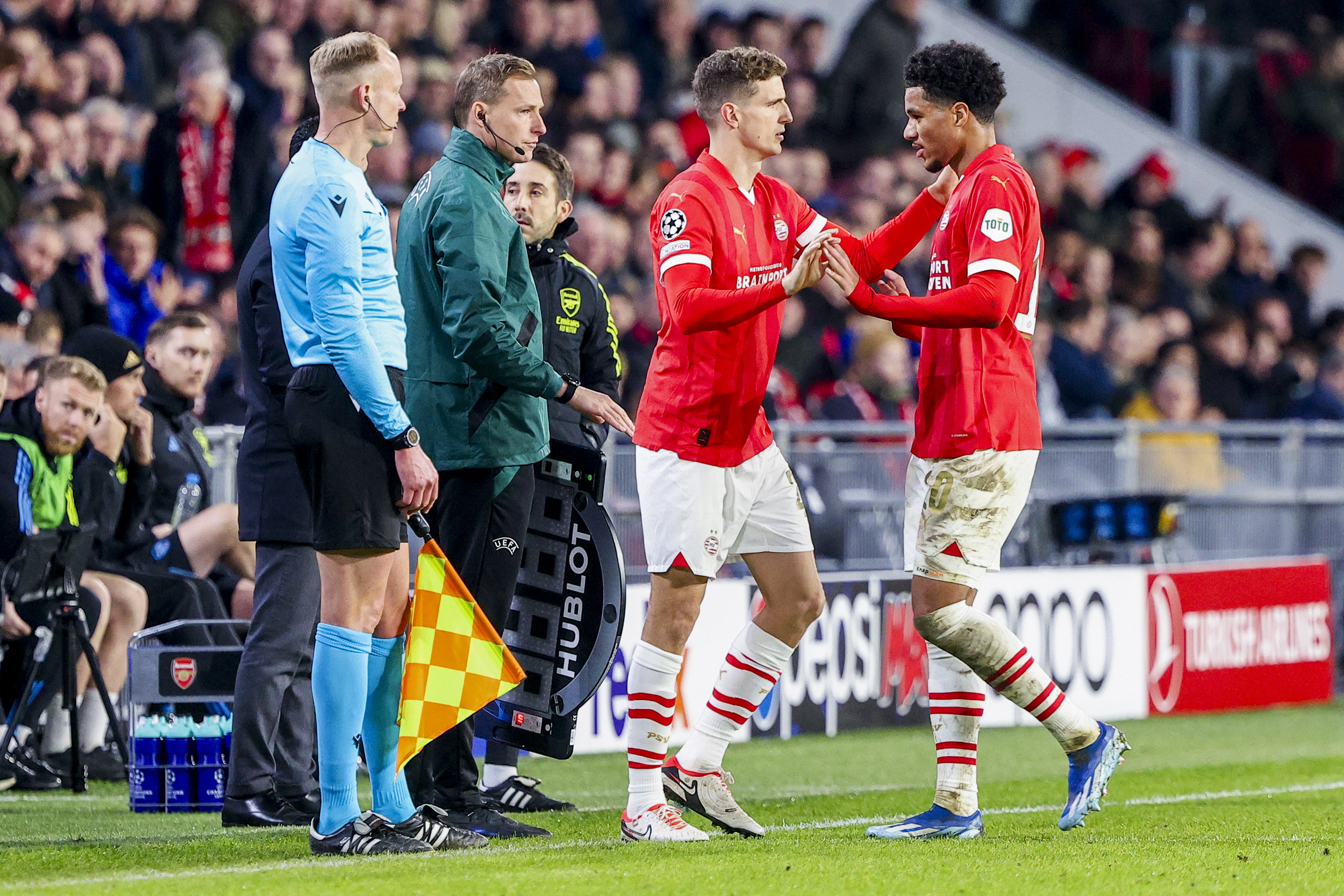 Guus Til komt in het veld voor Malik Tillman