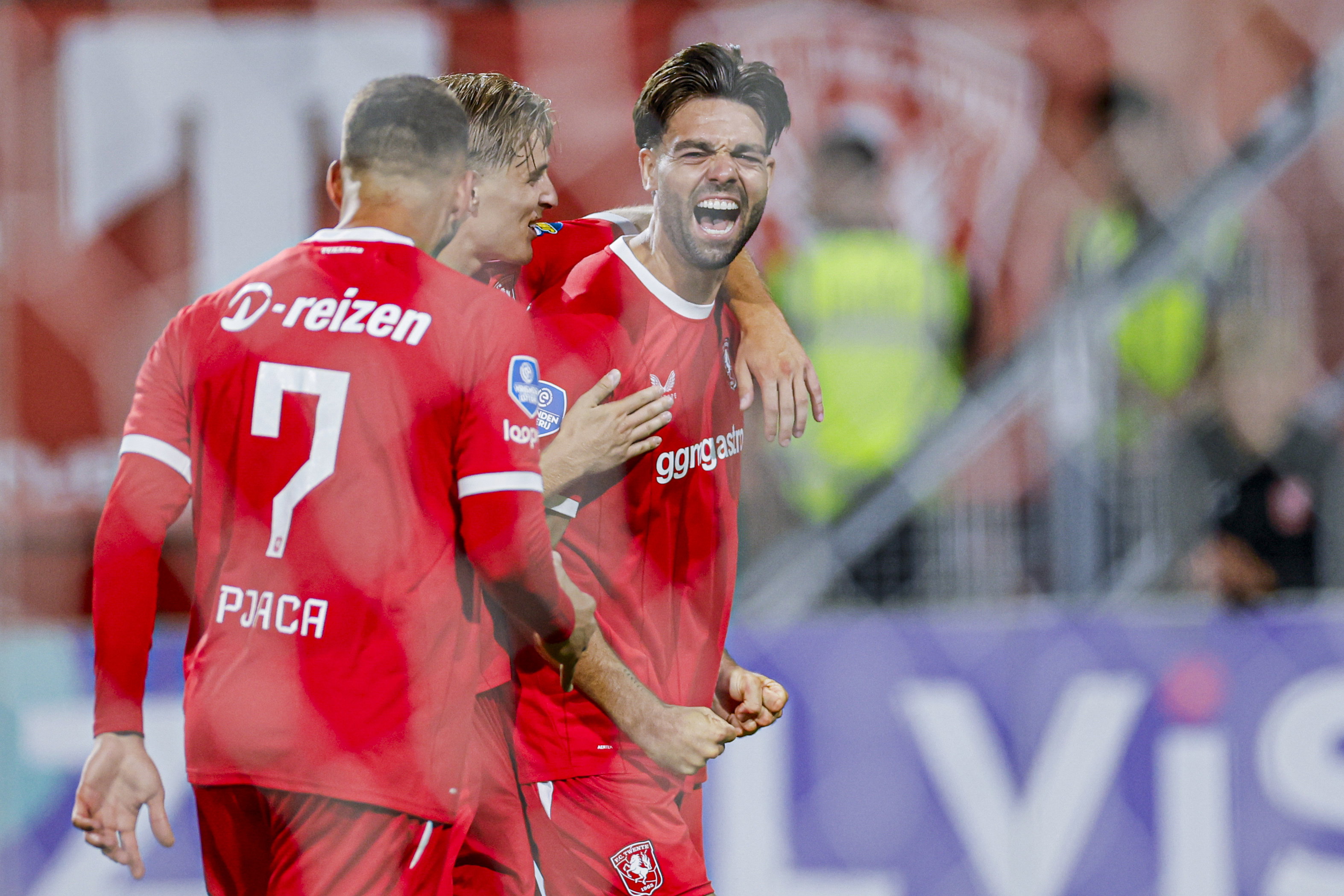 Robin Pröpper wordt gefeliciteerd met zijn goal voor FC Twente