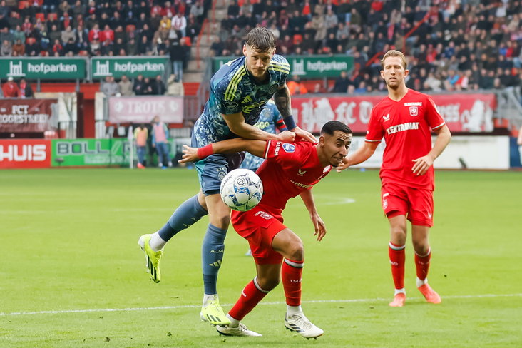Anass Salah-Eddine in duel met Wout Weghorst