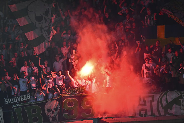 Hammarby-fans in De Grolsch Veste