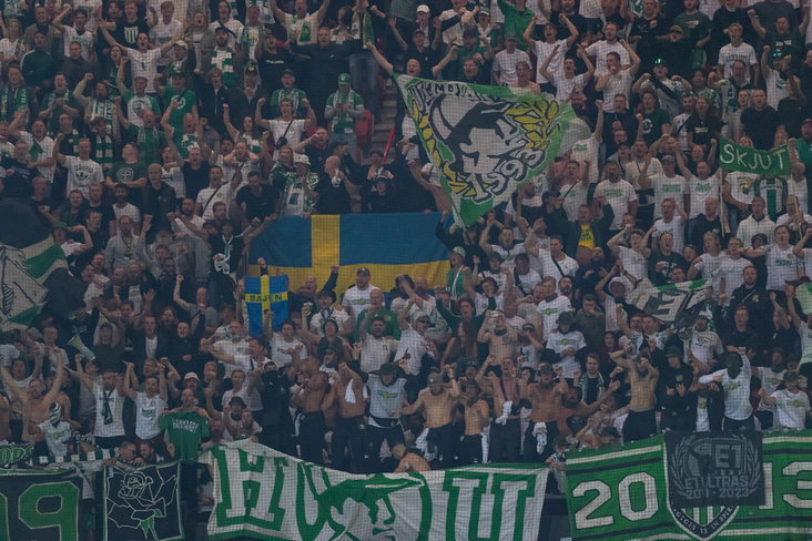 Hammarby-fans in het uitvak bij FC Twente