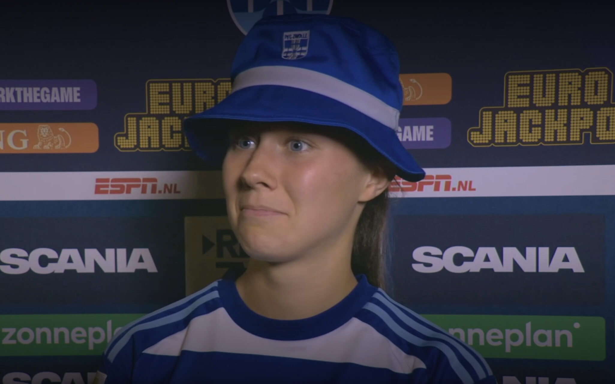 Hanna Huizenga (met hoedje) staat vol verbazing voor de camera van ESPN