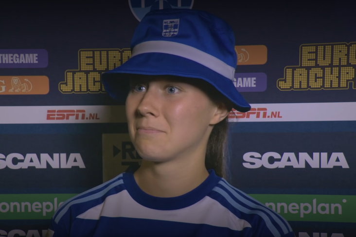 Hanna Huizenga (met hoedje) staat vol verbazing voor de camera van ESPN