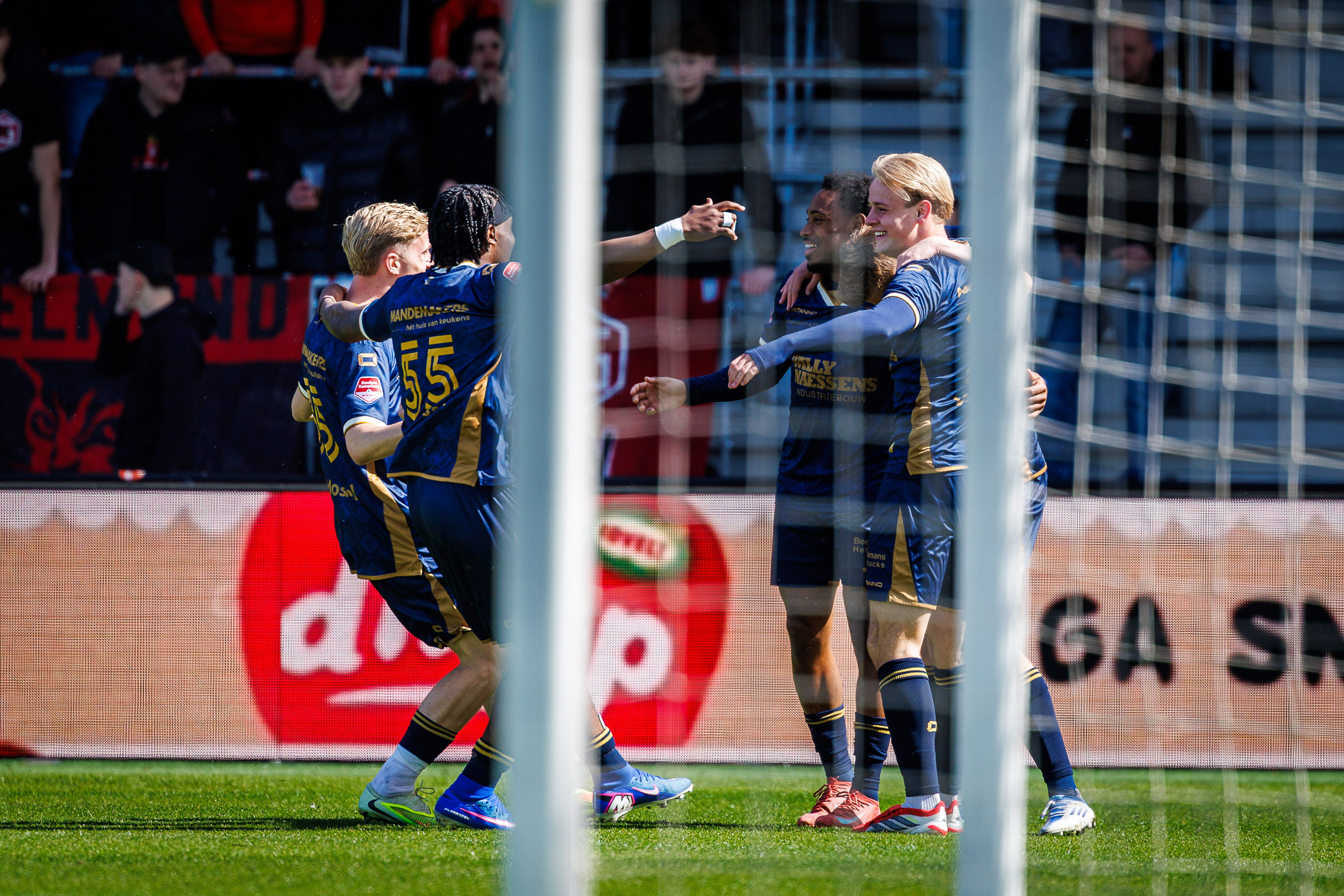 Harrie Kuster scoort tegen Helmond Sport