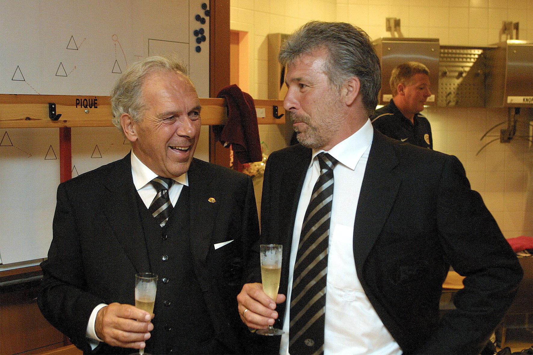 Harry van Raaij en Eric Gerets vieren de winst in de Johan Cruijff Schaal 2001