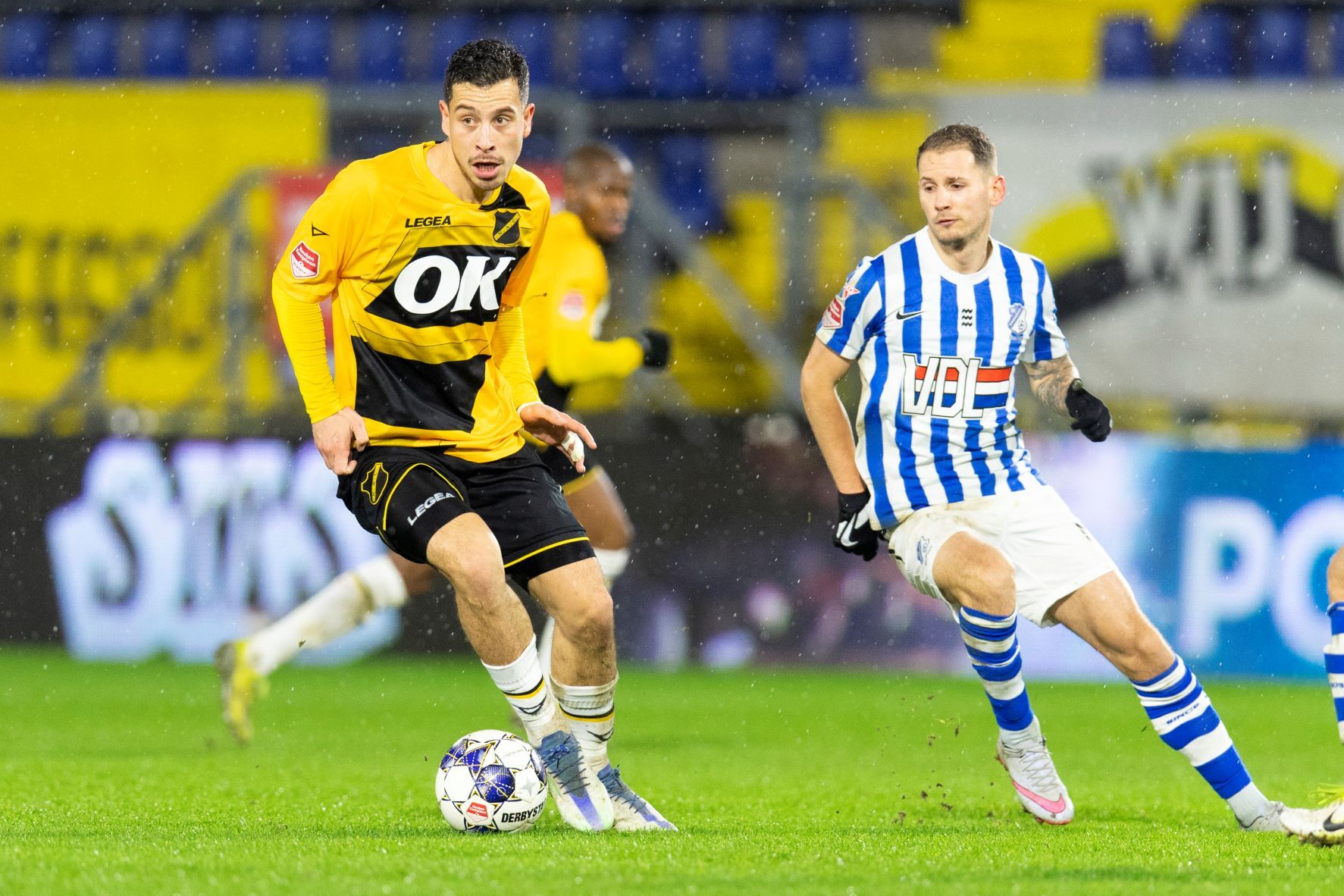 Thoma Haye met de bal aan de voet tegen FC Eindhoven