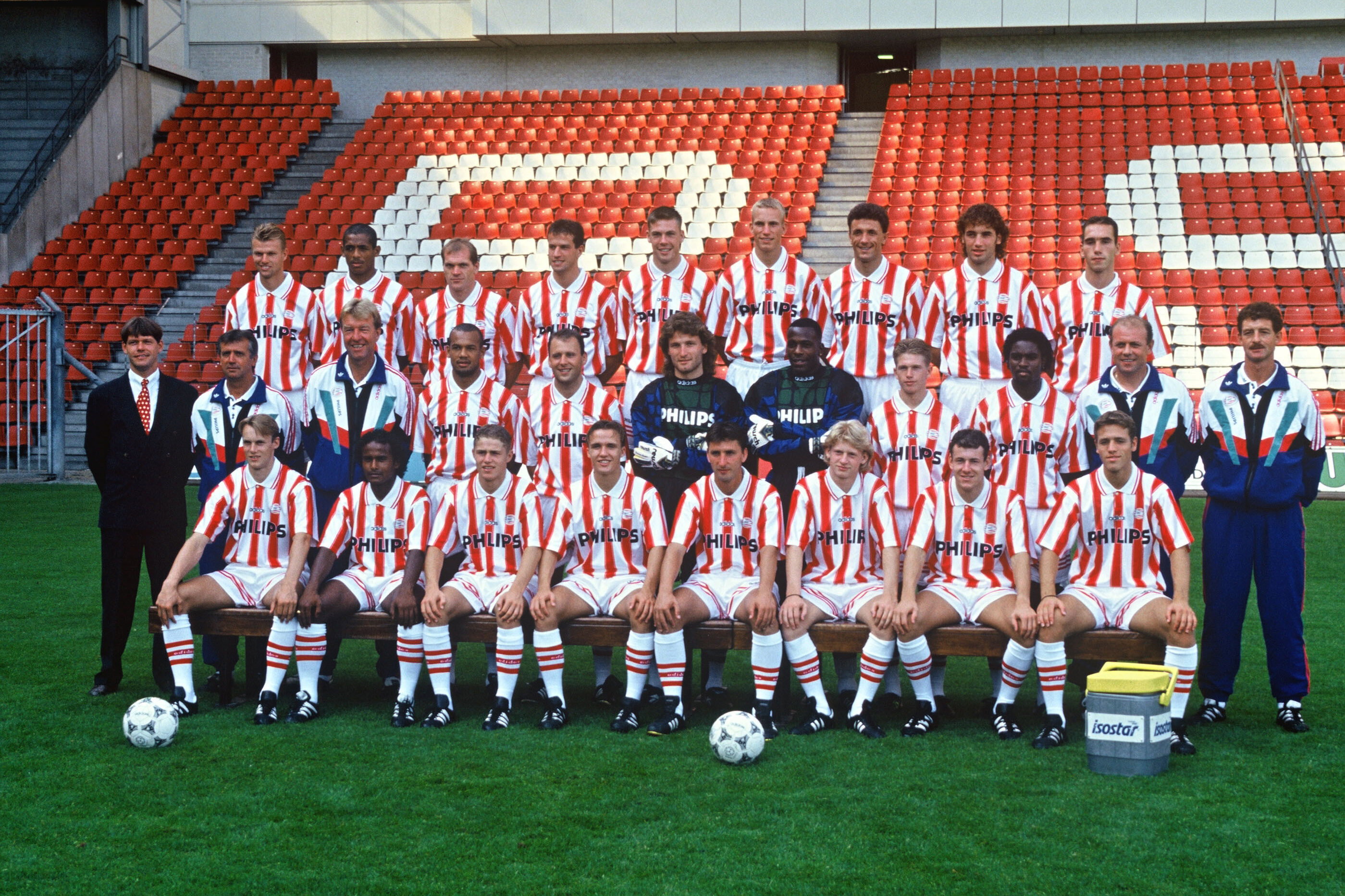 PSV voorafgaand aan het seizoen 1994/1995. Aad de Mos in de middelste rij als derde van links, Nilis onderin als vierde van rechts