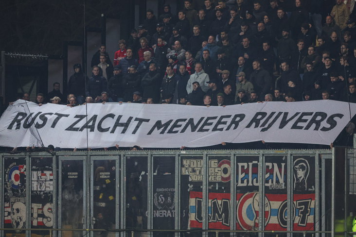 Het eerbetoon van de PSV fans aan Kees Rijvers