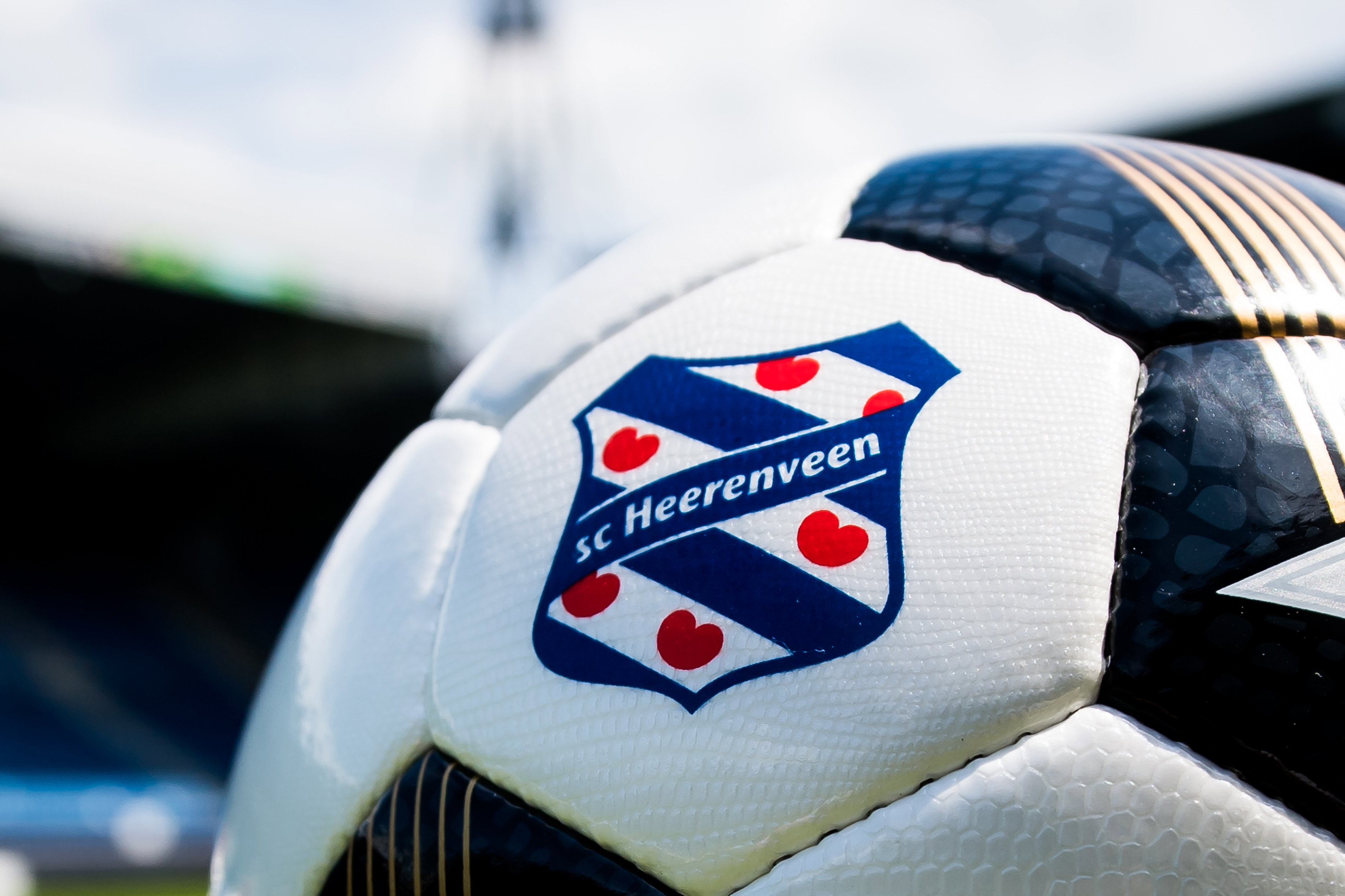 Het logo van SC Heerenveen op de Eredivisiebal