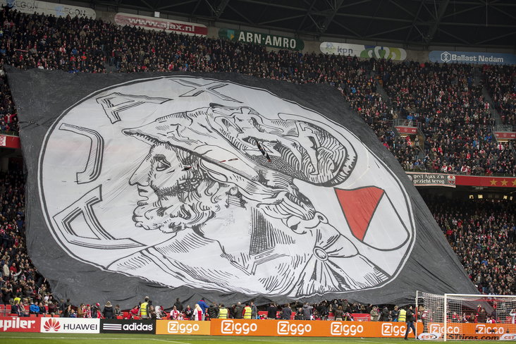 Het oude Ajax-logo op een spandoek