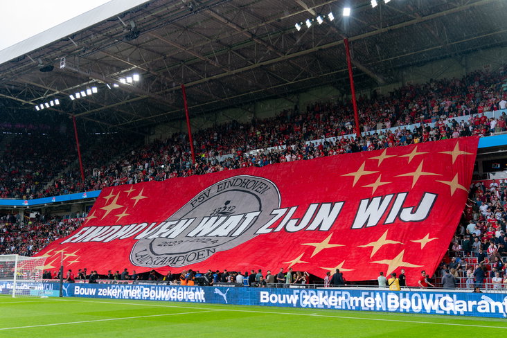 Het spandoek van de supporters van PSV tijdens het duel tegen RKC