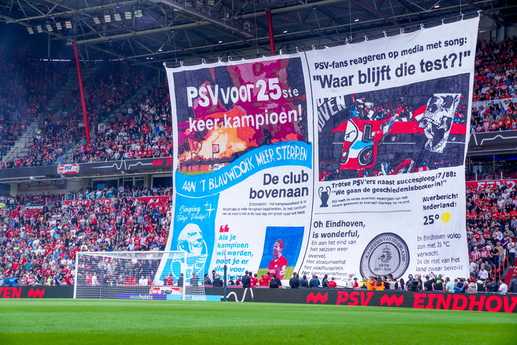 Het spandoek van de supporters van PSV