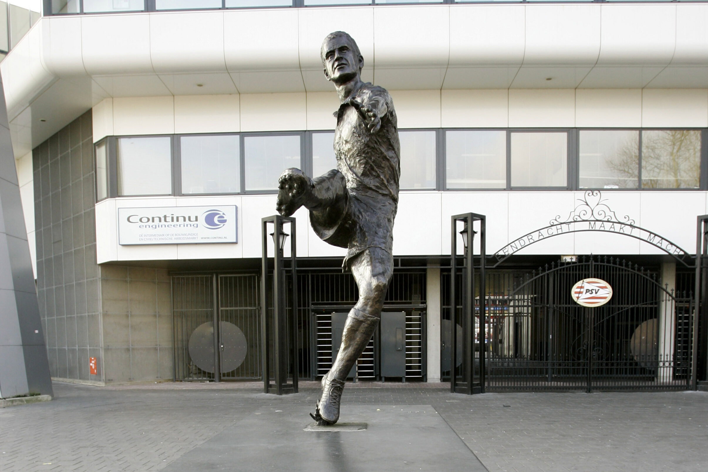 Het standbeeld van Coen Dillen voor het Philips Stadion