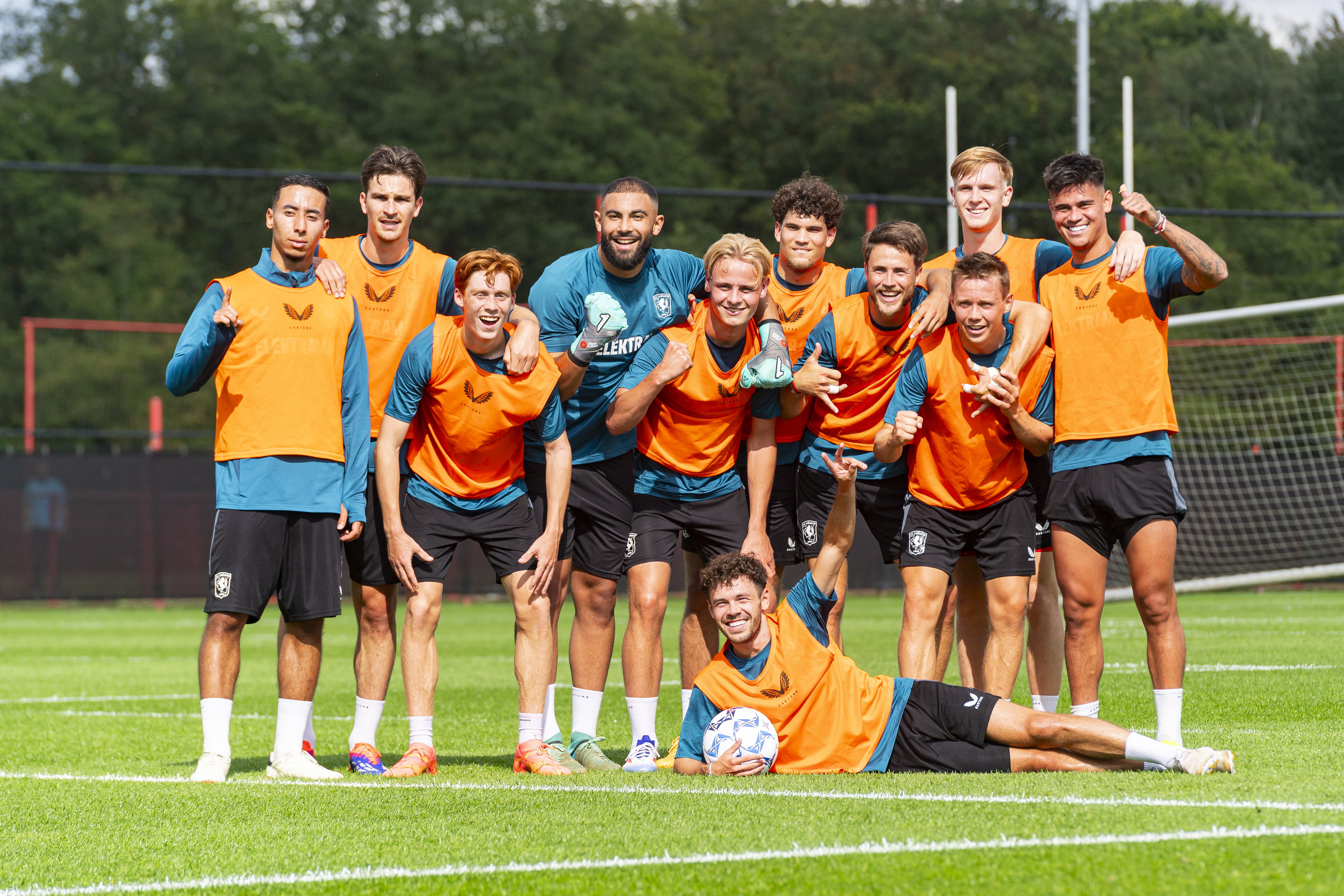 Het winnende team tijdens de eerste training van FC Twente