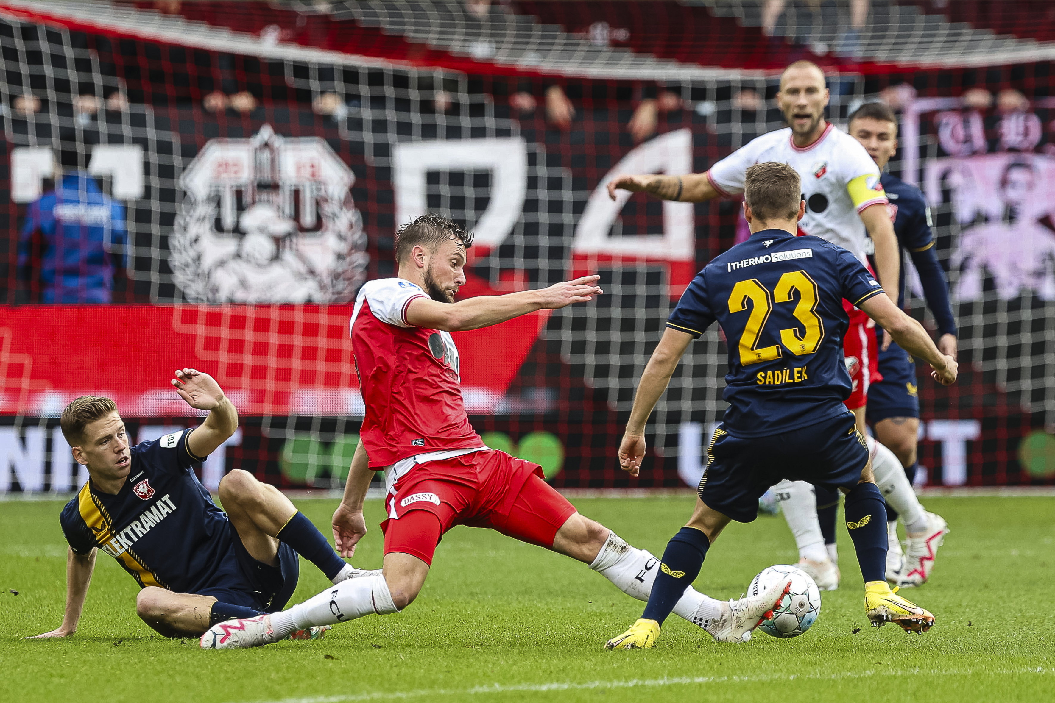 Hidde ter Avest in actie tegen FC Twente