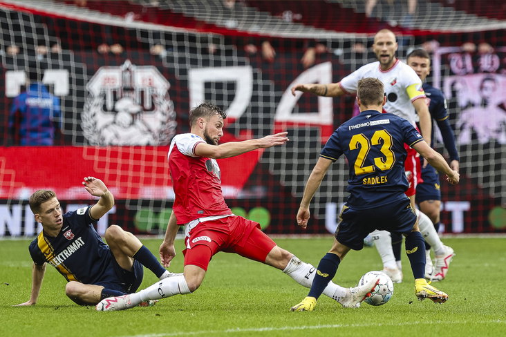 Hidde ter Avest in actie tegen FC Twente