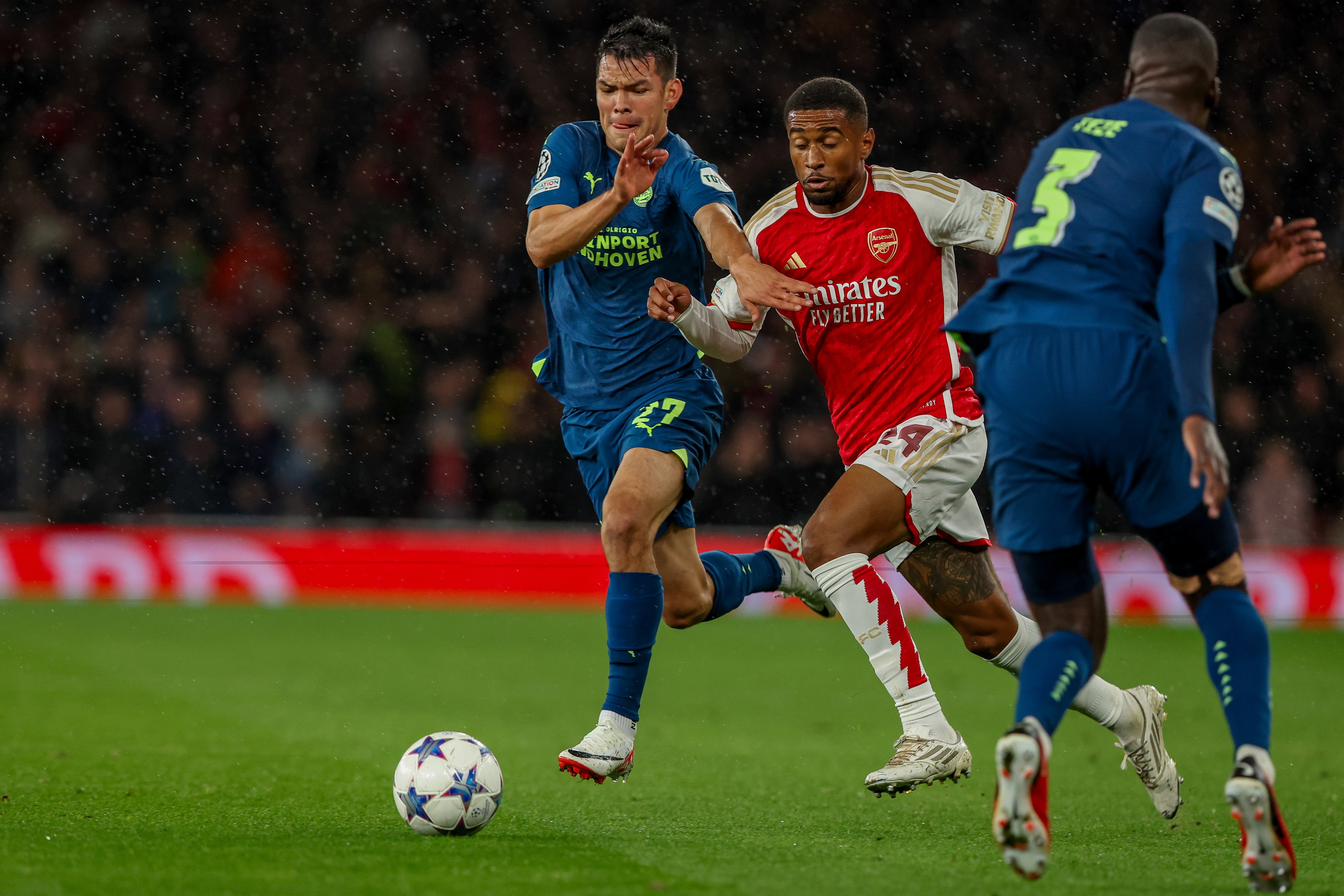 Hirving Lozano in duel met Reiss Nelson van Arsenal
