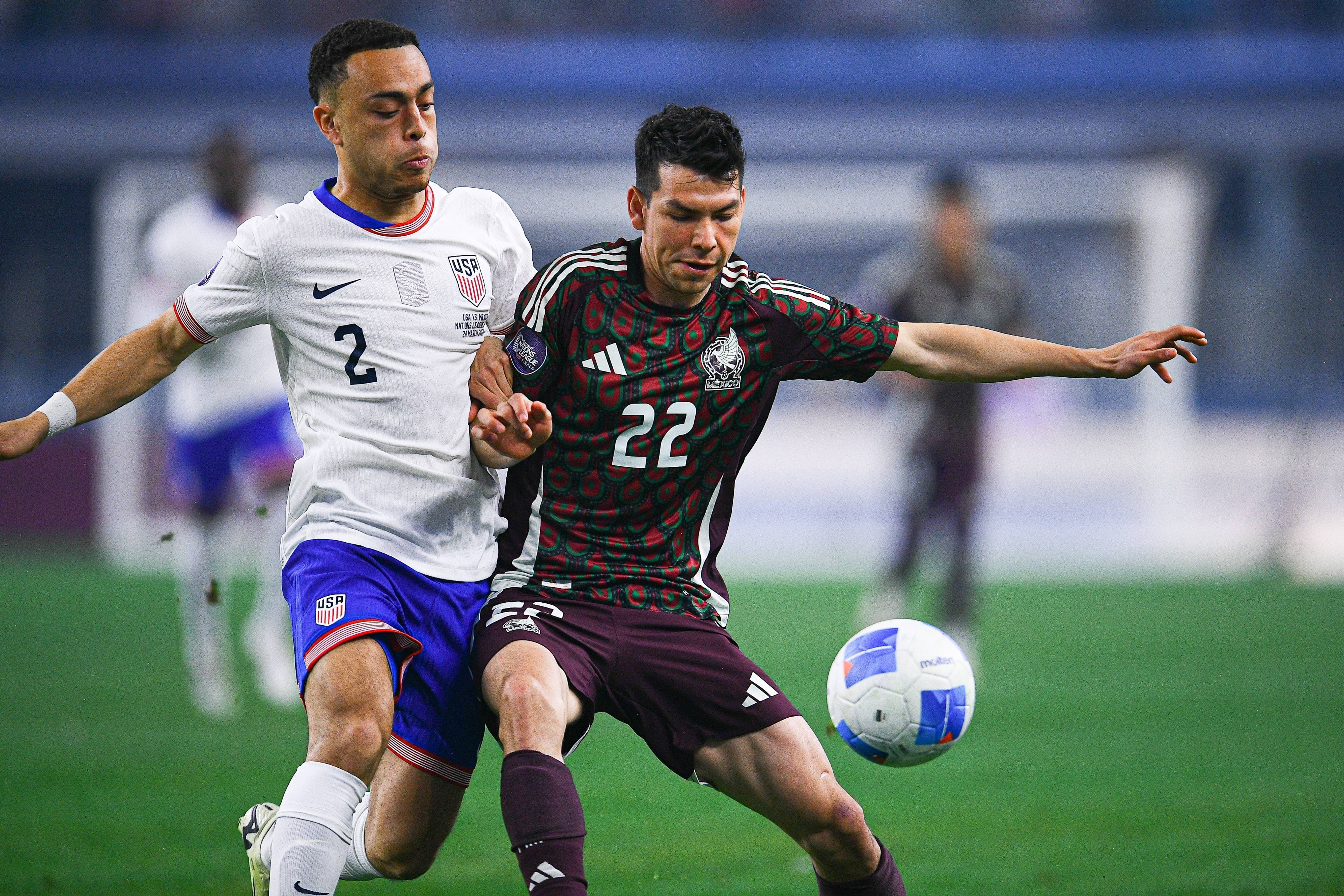 Hirving Lozano in duel met Sergino Dest