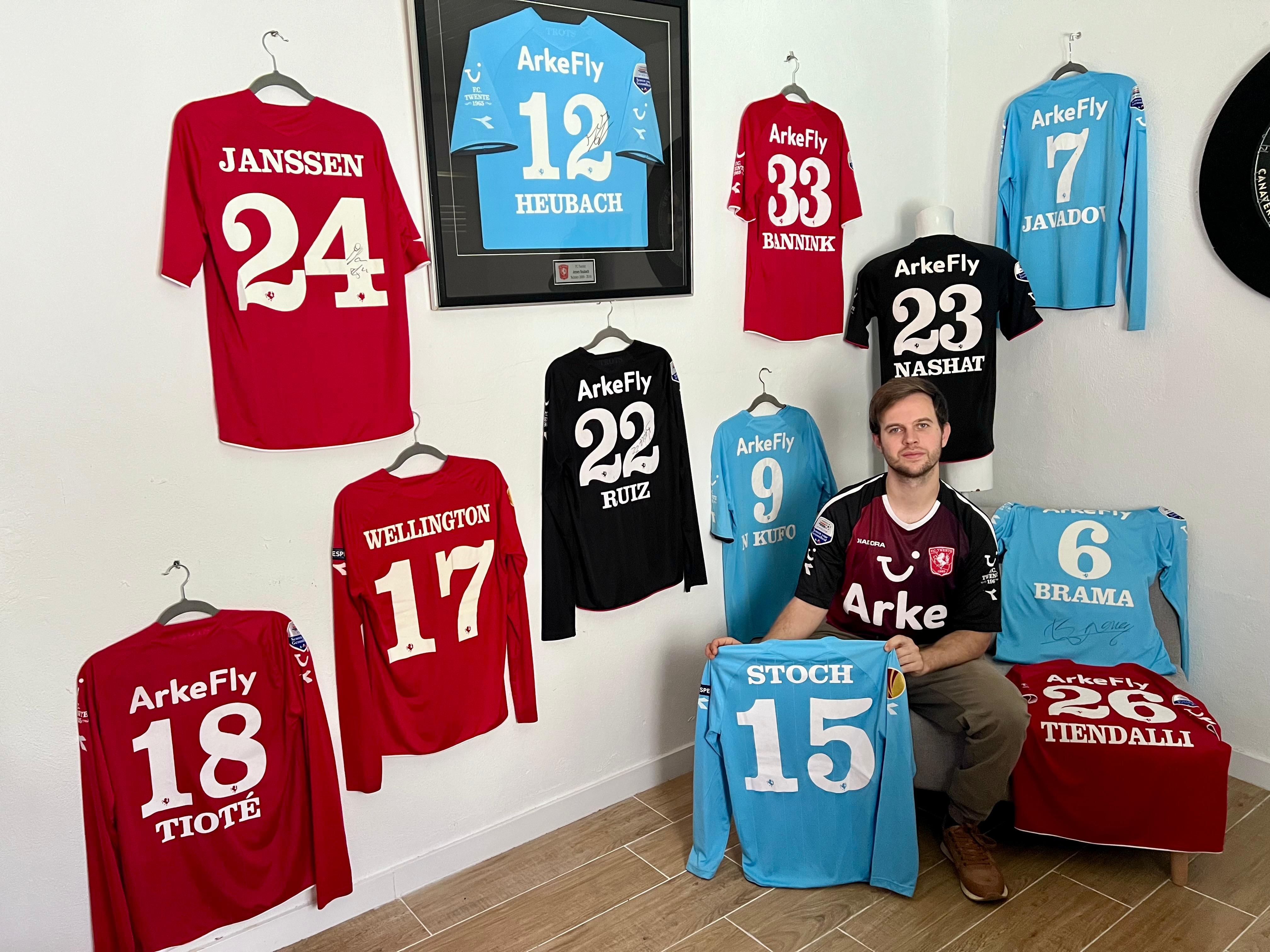 Nick Jansen met zijn FC Twente-shirts