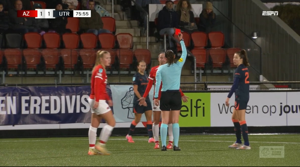Isa Colin (AZ Alkmaar) krijgt rood in duel tegen FC Utrecht
