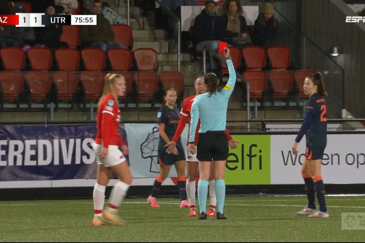 Isa Colin (AZ Alkmaar) krijgt rood in duel tegen FC Utrecht