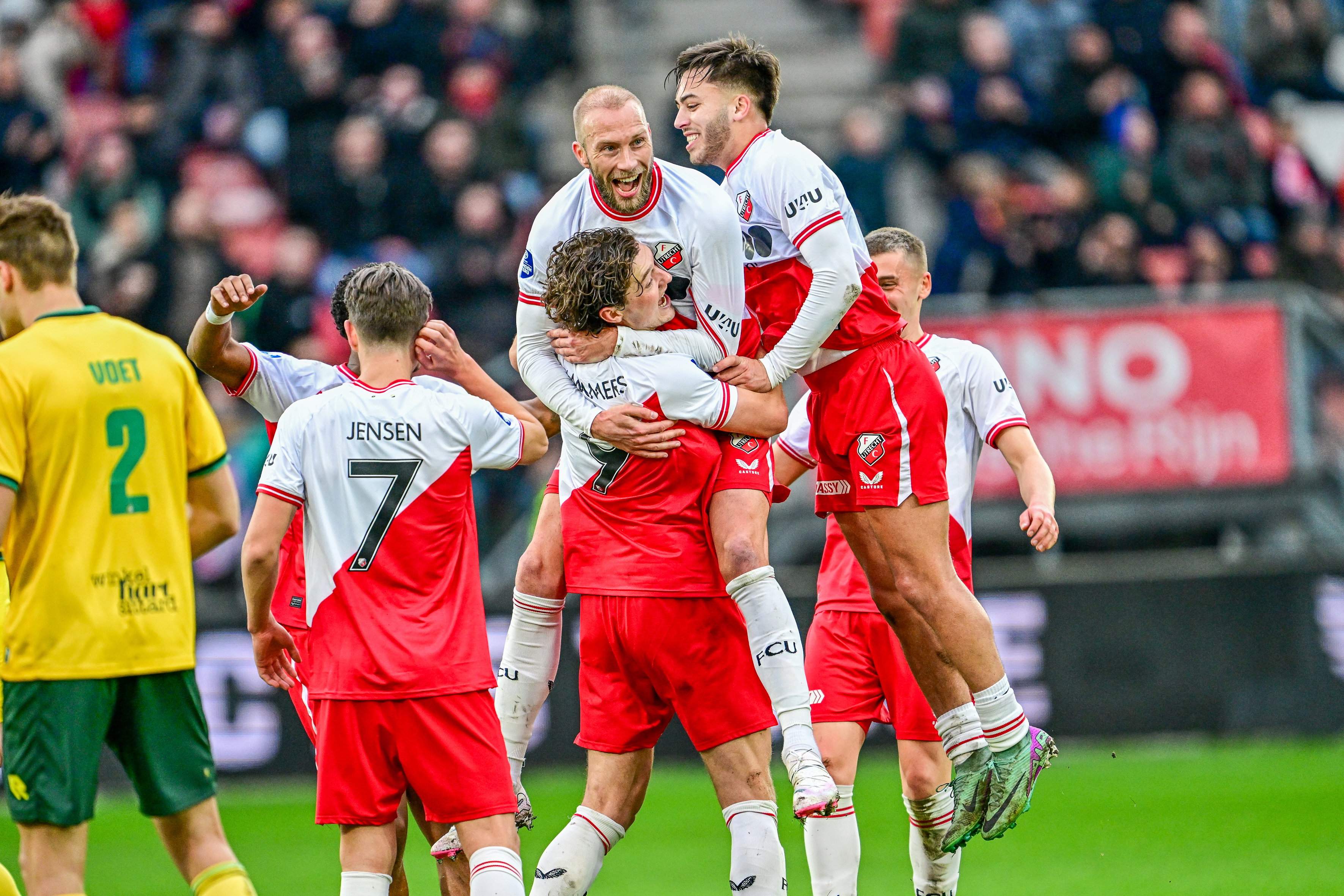 Spelers vieren een doelpunt