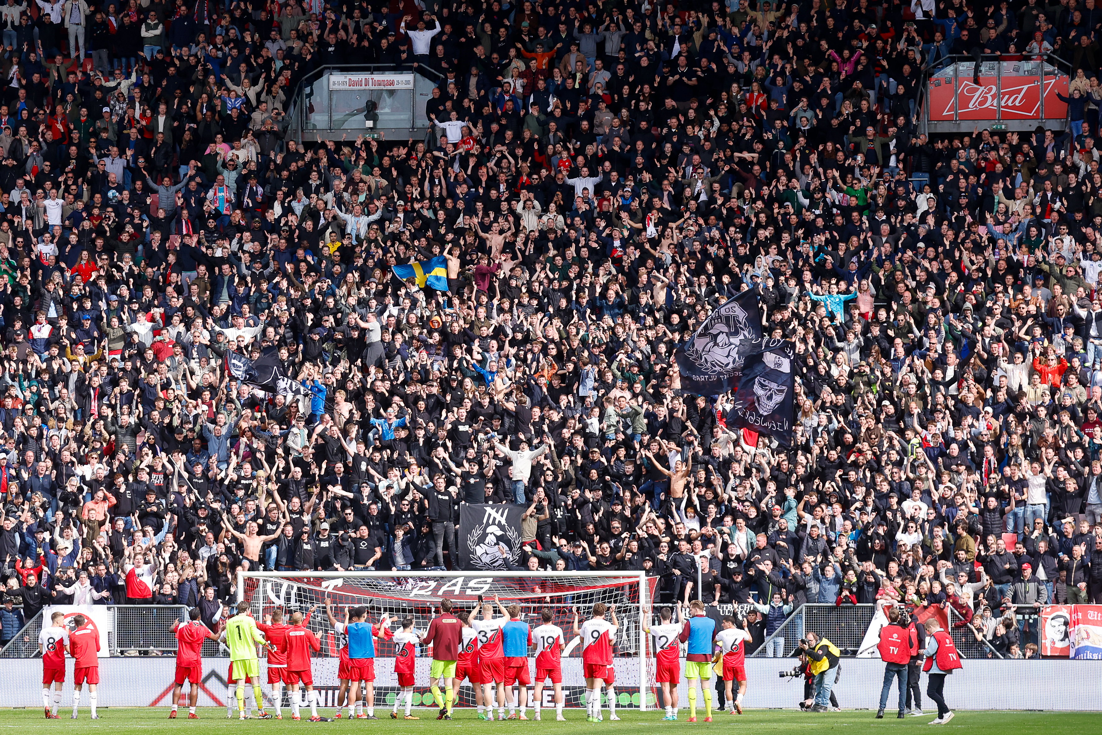 FC Utrecht-spelers vieren feest voor de Bunnikside