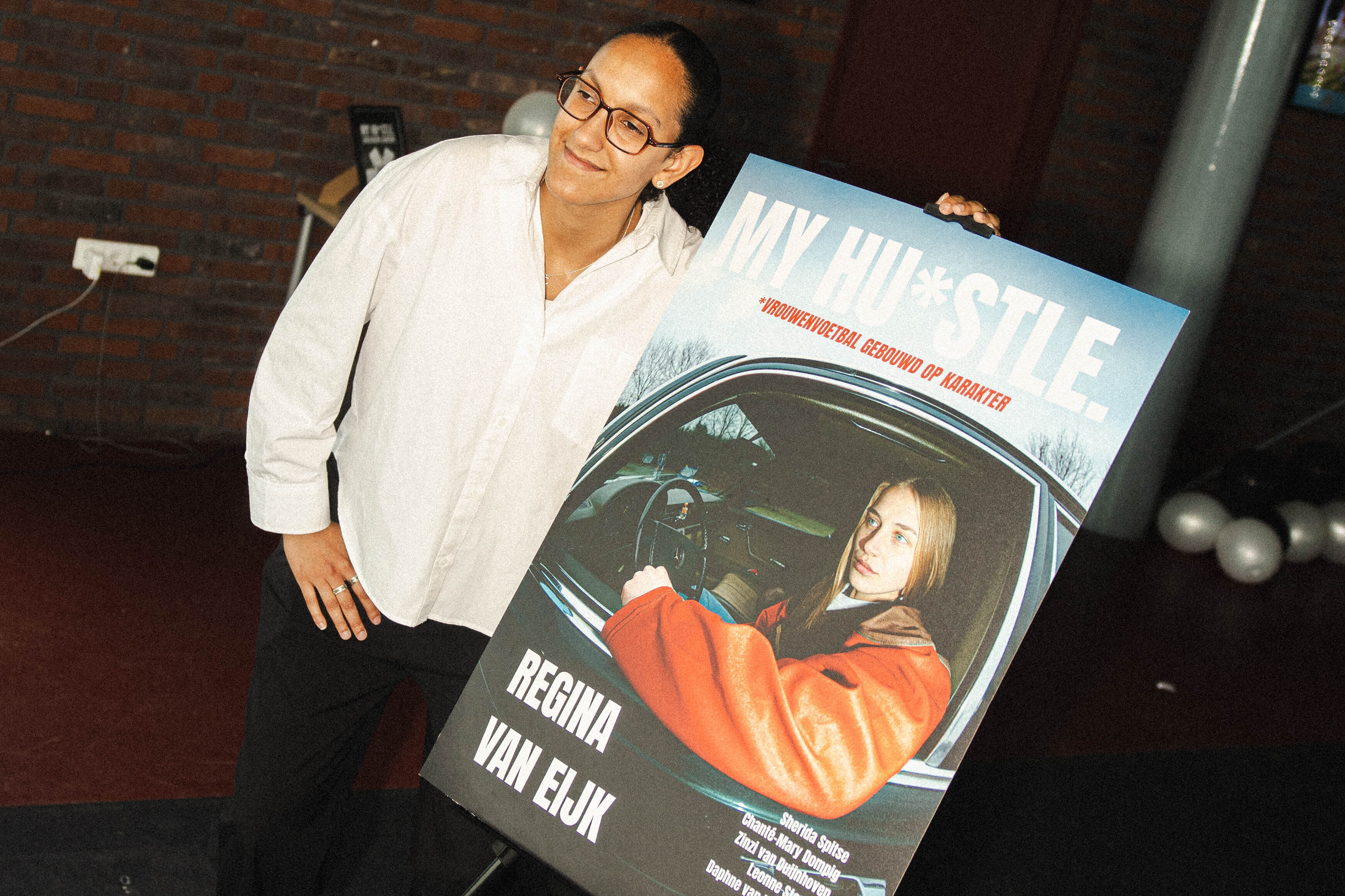Cherine Benjmil met het allereerste vrouwenvoetbalmagazine My Hu*stle