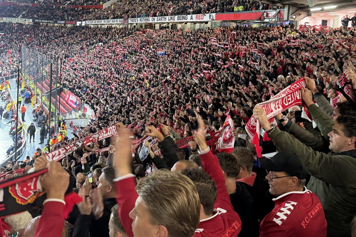 FC Twente-fans in het uitvak bij Manchester United