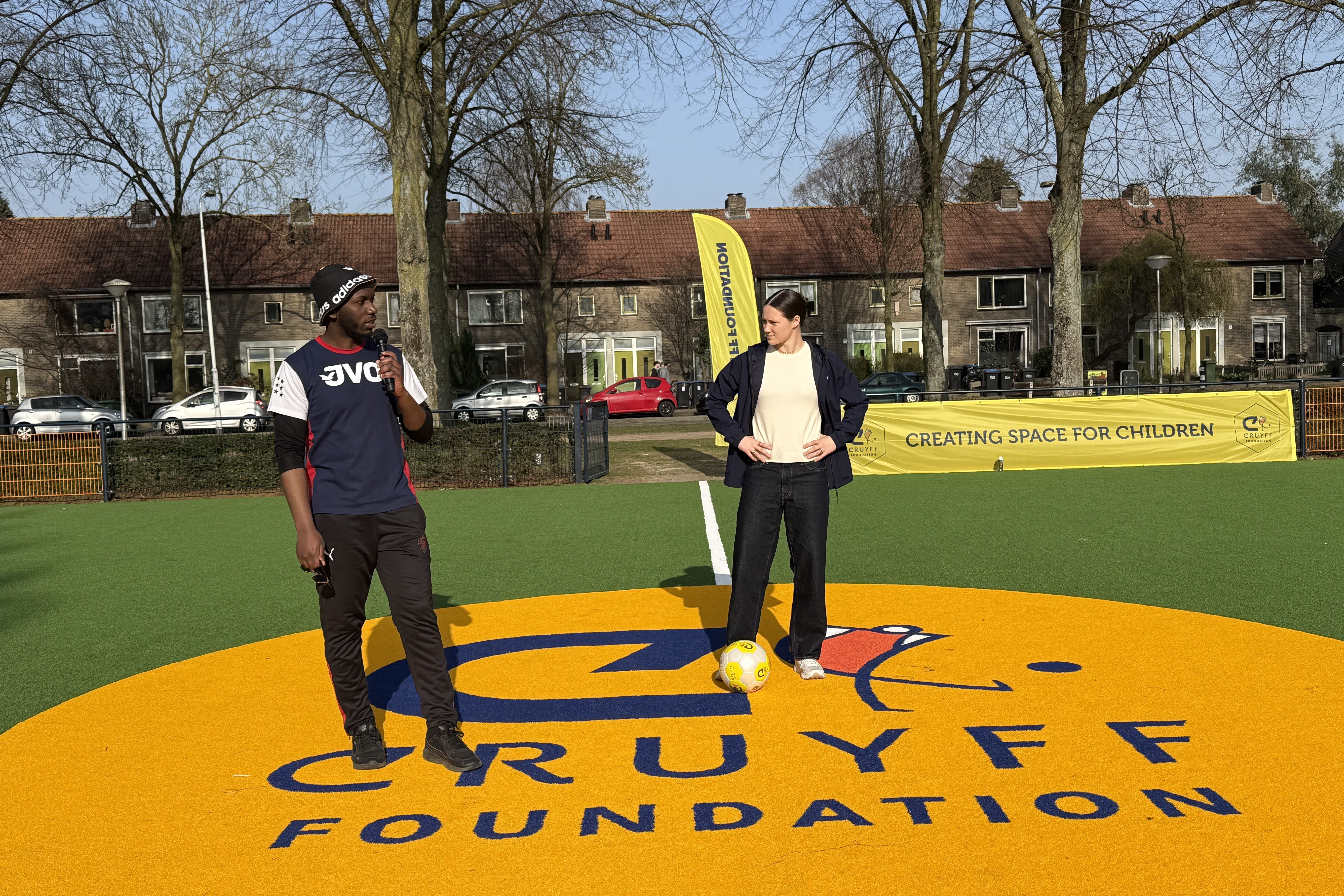 Veerle Buurman verricht de eerste aftrap op haar Cruyff Court in Eindhoven