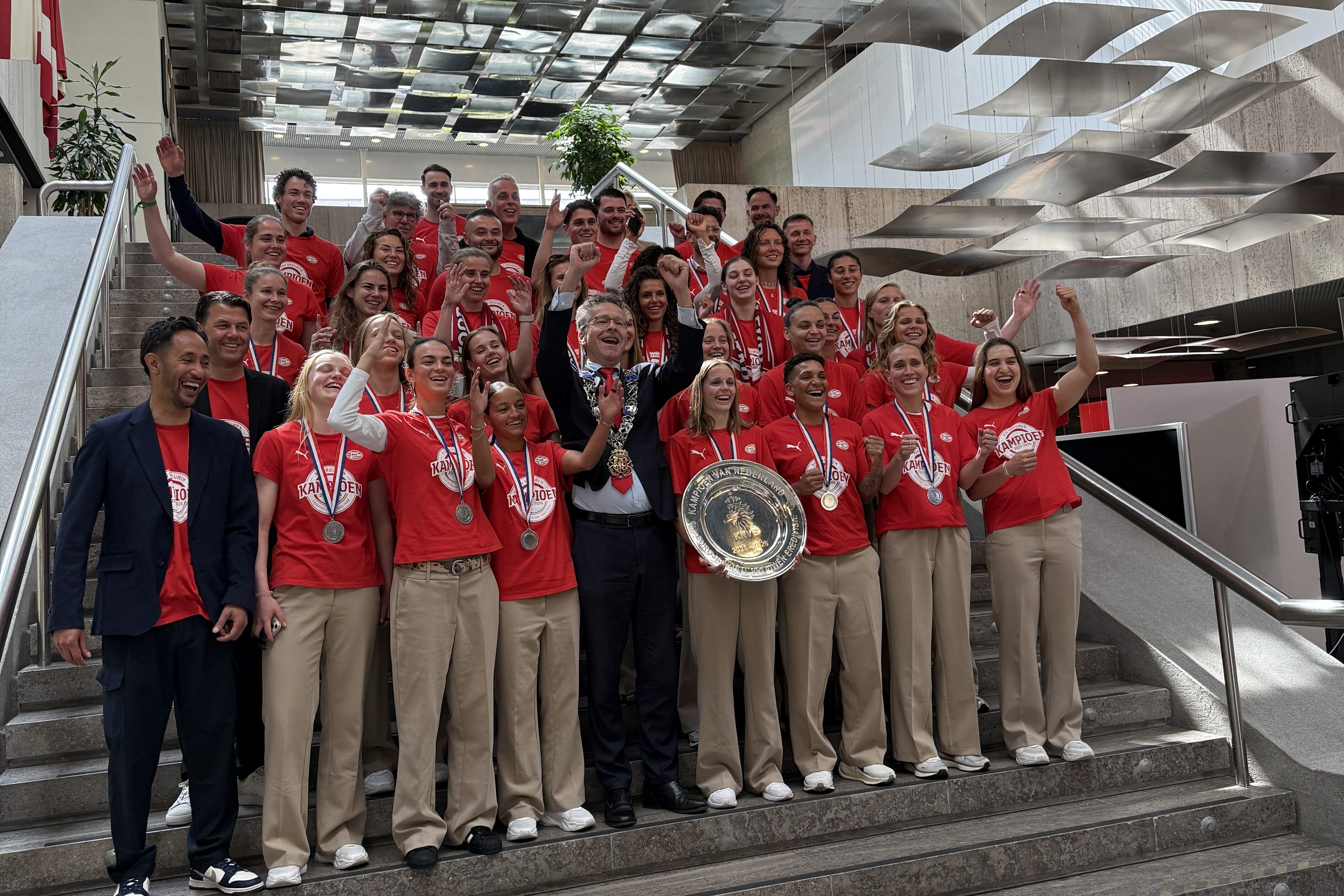 Burgemeester Jeroen Dijsselbloem met de kampioensploeg van PSV
