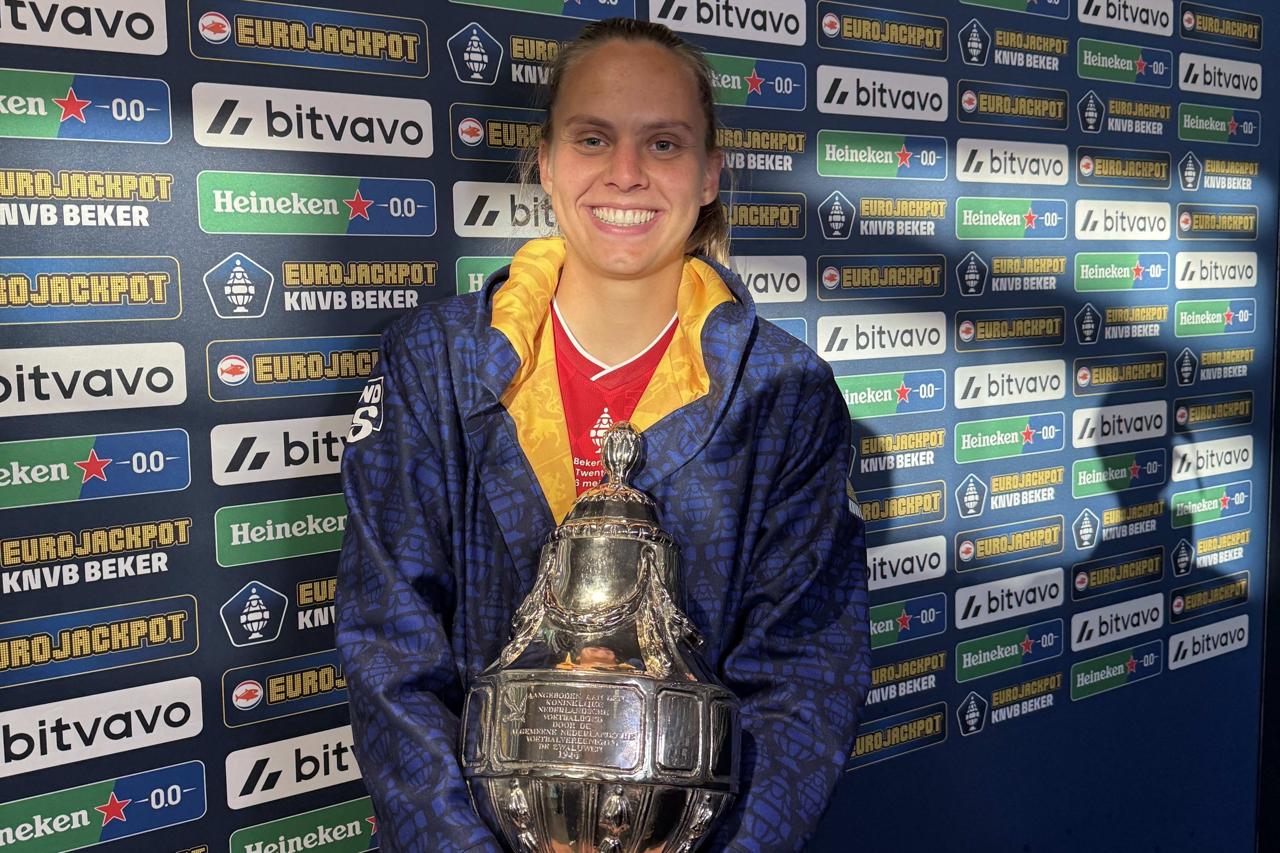 Anna Knol (FC Twente) met de Eurojackpot KNVB Beker