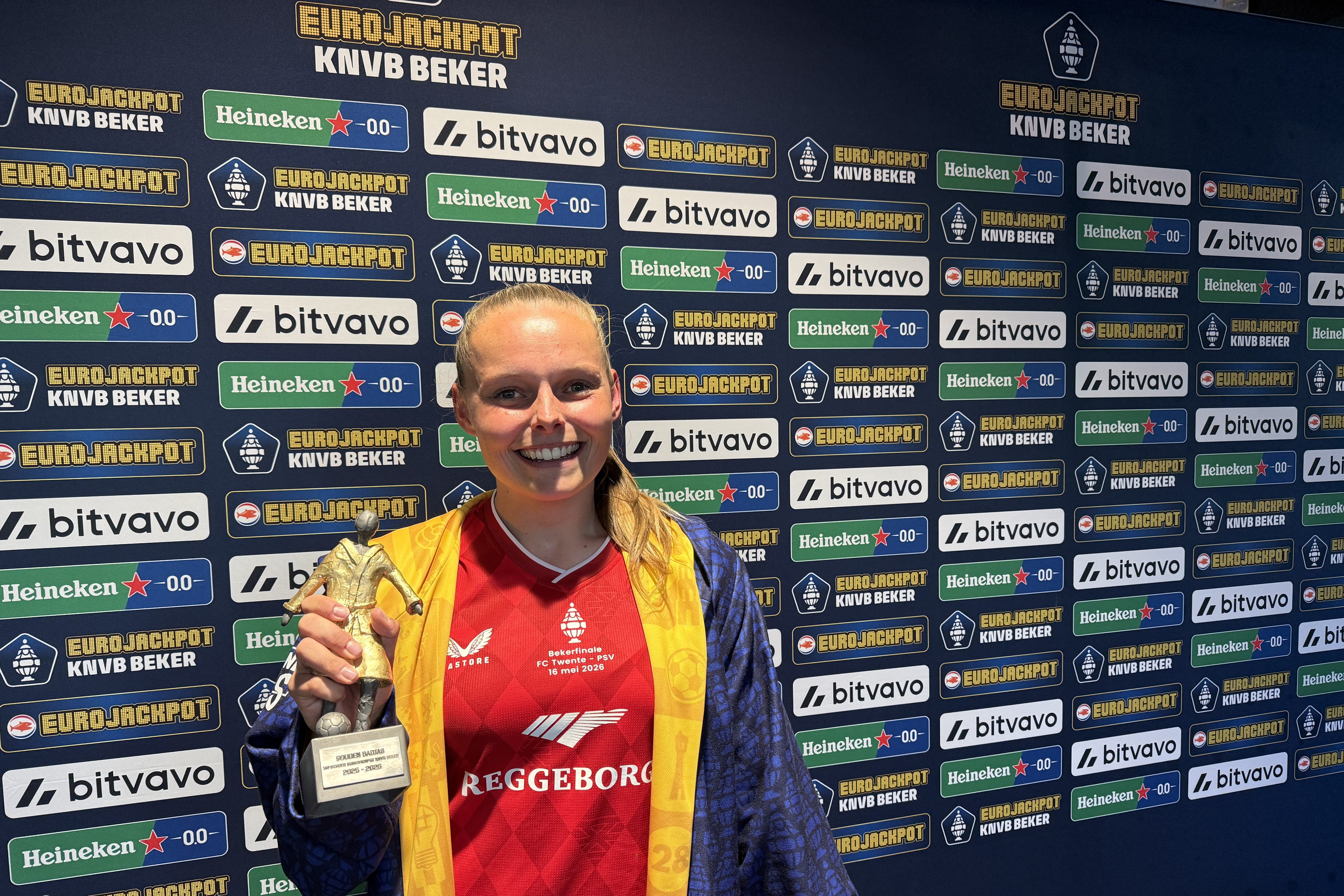 Jaimy Ravensbergen (FC Twente) met de 'gouden badjas'