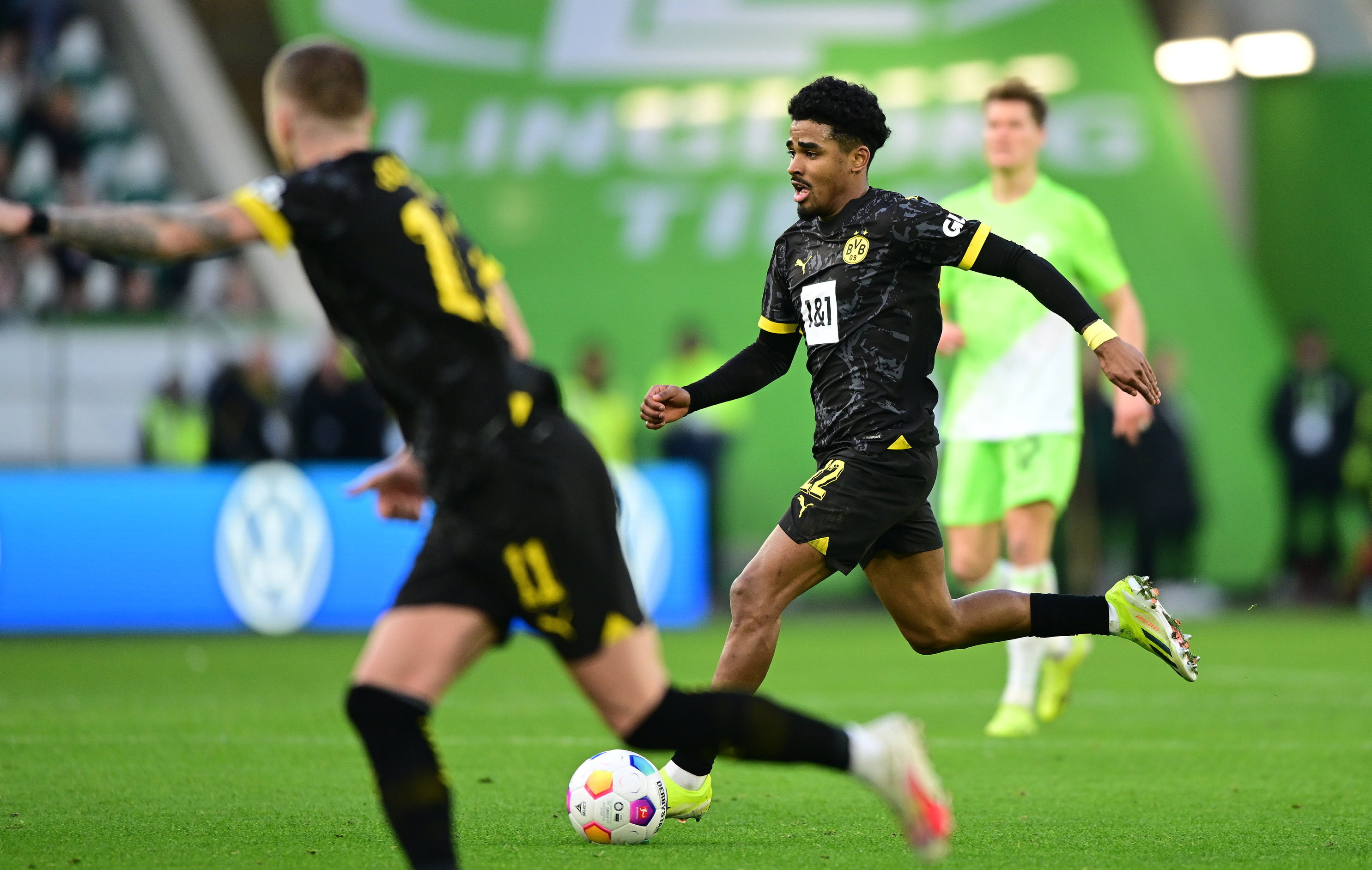 Ian Maatsen met Borussia Dortmund tegen Vf L Wolfsburg