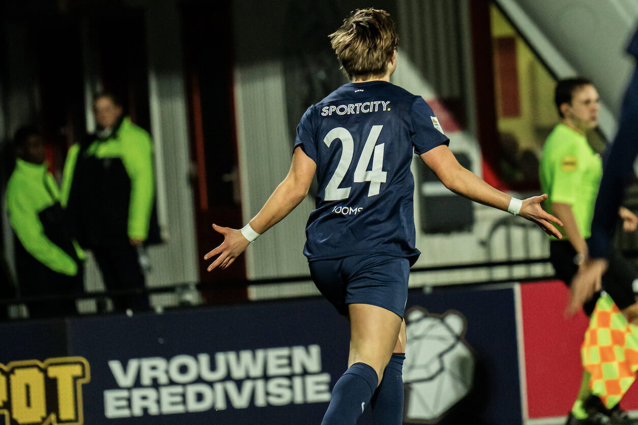 Ina Booms juicht na haar goal voor HERA United