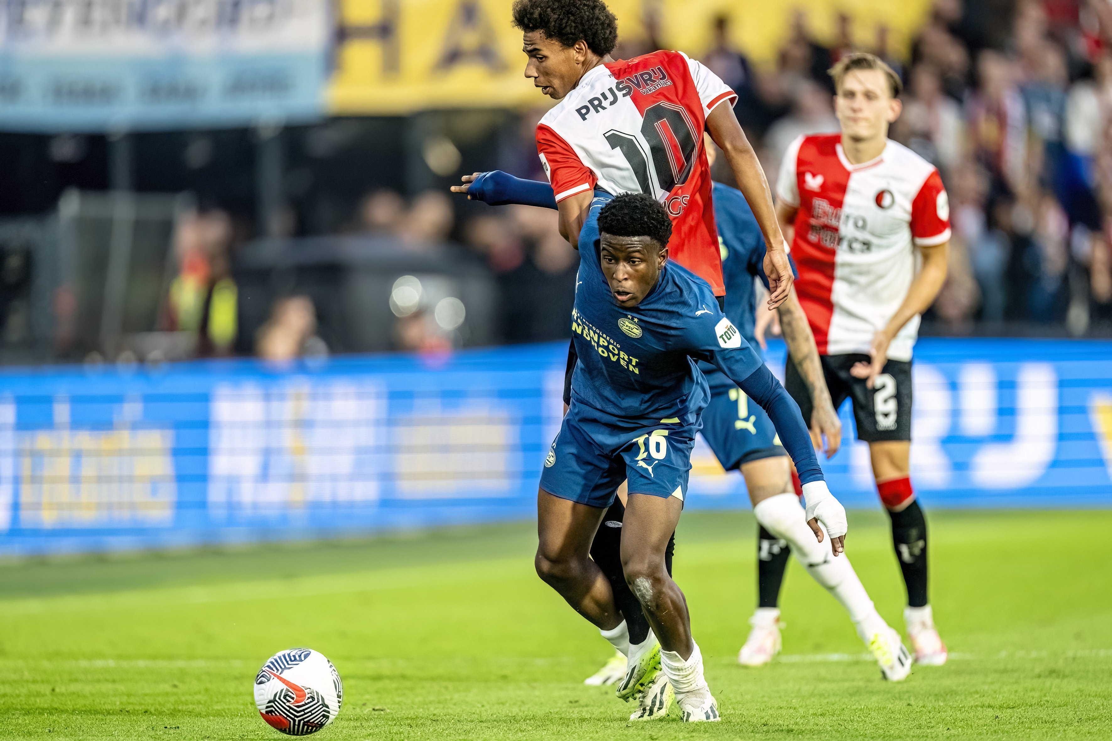 Isaac Babadi draait weg bij Calvin Stengs