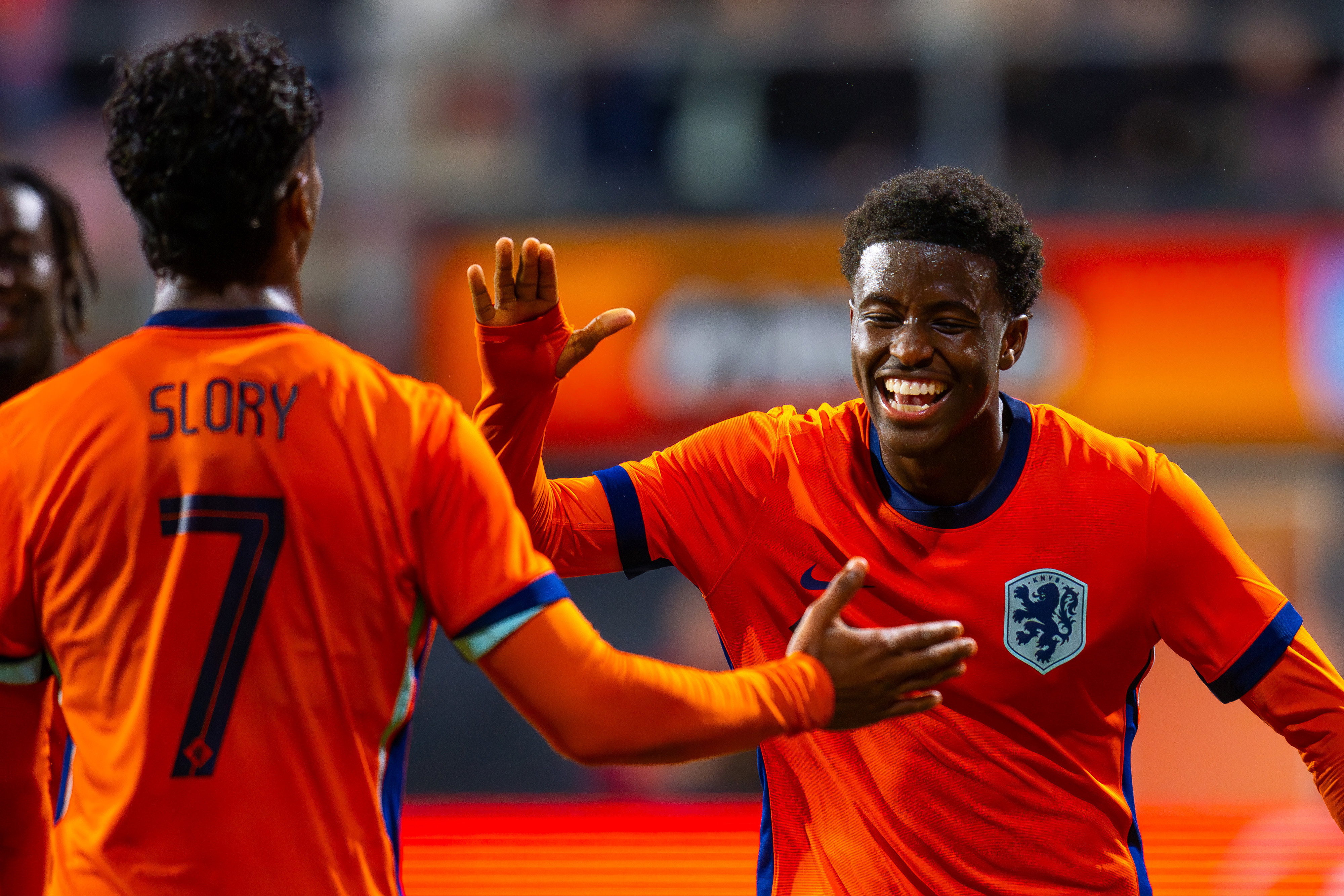 Isaac Babadi lacht na een goal