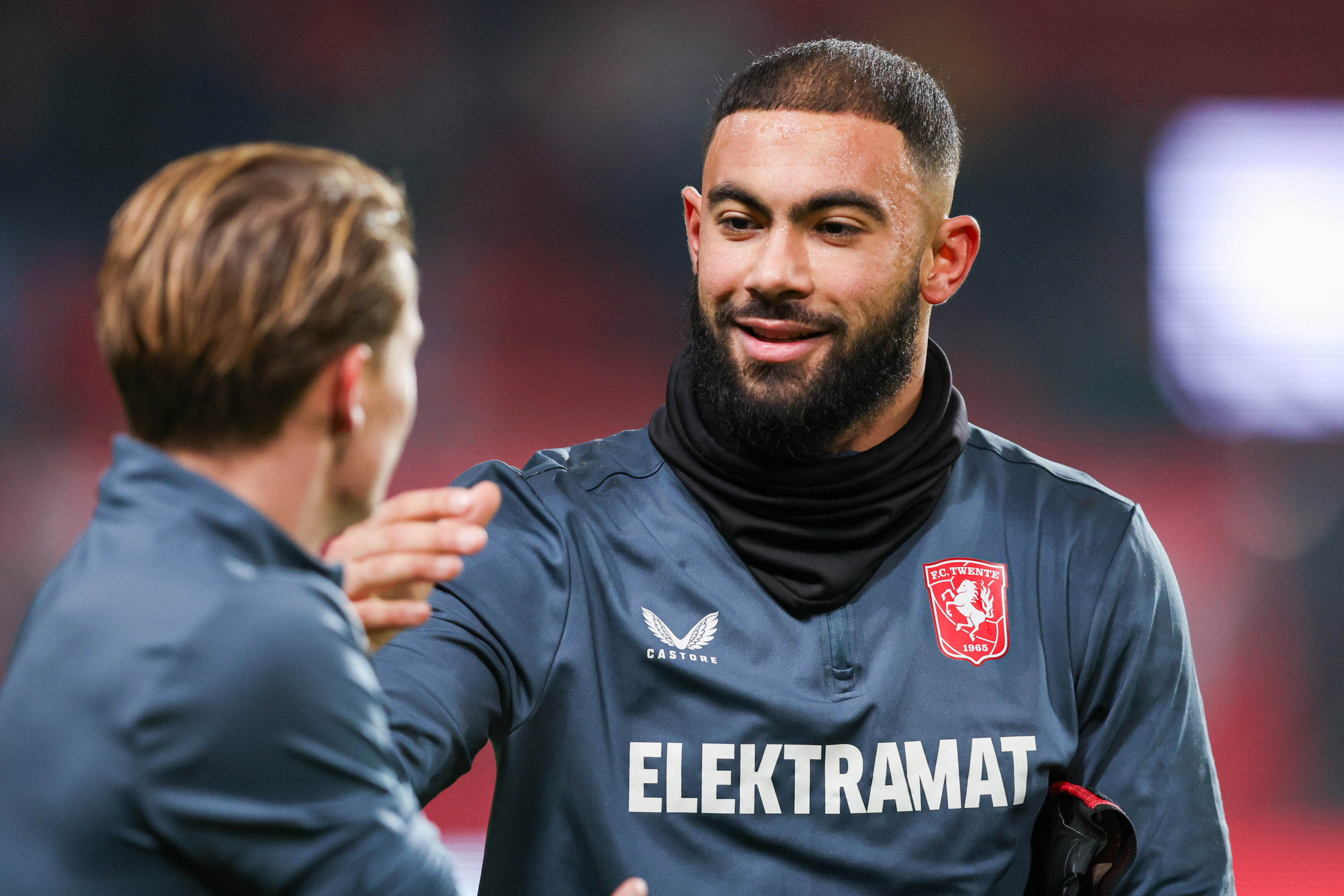 Issam El Maach in de warming up van FC Twente
